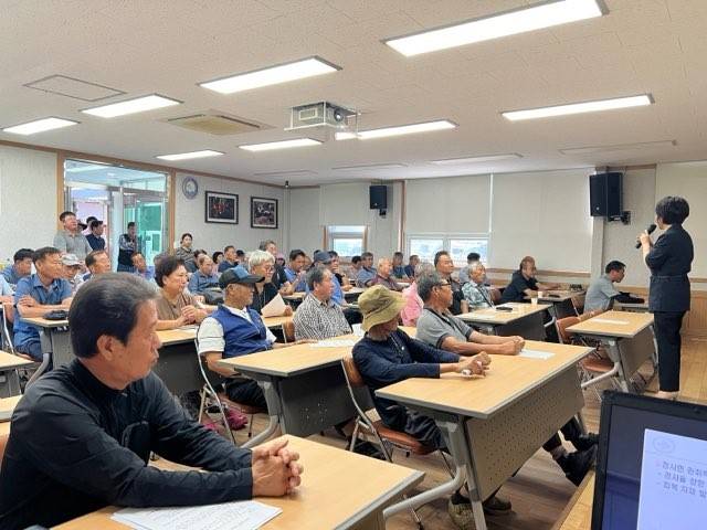 문경시 농업기술센터는 25일 동로 오미자 연구소에서 관내 오미자 재배농가 70여 명을 대상으로 여름철 고온 피해 예방을 위한 오미자 일소 방지시설 현장평가회 및 재배기술 교육을 개최했다ⓒ문경시&nbsp;
