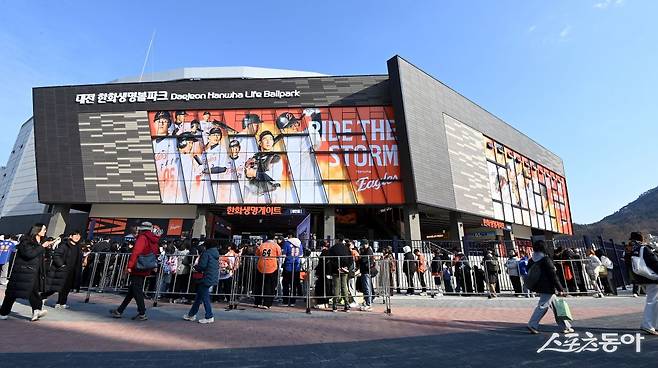 27일 대전 한화생명볼파크에서 삼성과 한화의 2025 KBO리그 경기가 열렸다. 이날 오후 5시 17분경 구장 4층 1루 측에서 행잉 간판이 떨어지는 사고가 발생했다. 인명 피해는 없었지만, 사고 지점을 지나던 팬들로서는 가슴을 쓸어내릴 수밖에 없었다. 스포츠동아DB