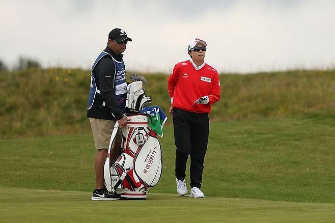 김효주가 26일 영국 스코틀랜드 에어셔의 던도널드 링크스에서 열린 LPGA투어 ISPS 한다 스코티시 여자오픈 3라운드에서 캐디와 그린 공략을 상의하고 있다. 김효주는 최종라운드에서 2위를 차지했다. ｜게티이미지