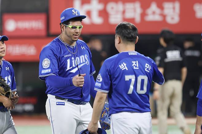 삼성 선발투수 후라도(왼쪽)가 26일 수원 KT위즈파크에서 열린 KBO리그 KT와 경기에서 완봉승을 거둔 뒤 박진만 감독과 인사하고 있다. 삼성 라이온즈 제공