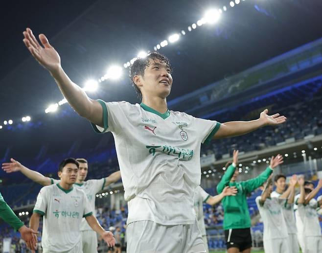 대전 하나시티즌의 이명재가 지난 23일 울산문수구장에서 열린 K리그1 울산 HD전에서 입단 첫 승리를 안긴 뒤 팬들에게 인사하고 있다. 프로축구연맹 제공