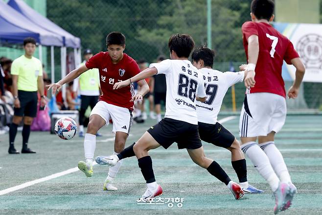 서울 보인고 박시운(왼쪽)이 지난 21일 충북 제천축구센터에서 열린 제58회 대통령 금배 전국고교축구대회 16강 충북충주충원고와의 경기에서 볼경합을 하고 있다. 제천 l 문재원 기자