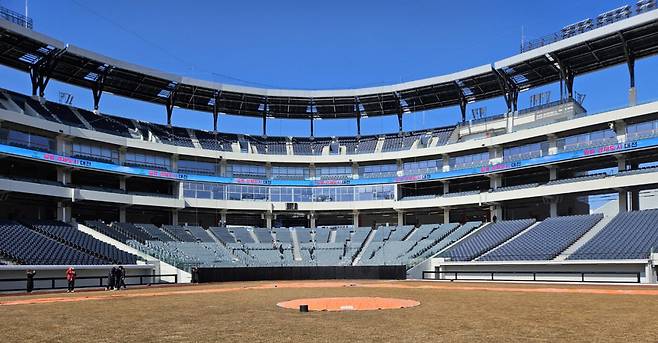 그라운드에서 바라 본 대전 한화생명 볼파크 전경. 이종섭 기자