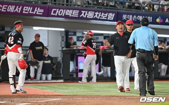 KIA 타이거즈 이범호(오른쪽에서 세 번째) 감독이 28일 사직 롯데전에서 7회초 2사 2루 때 김태군의 타구와 관련해 비디오 판독을 심판진에 요구하고 있다.