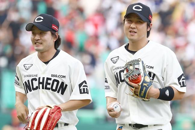 2022시즌 김성현(왼쪽)과 최정의 모습. /사진=SSG 랜더스