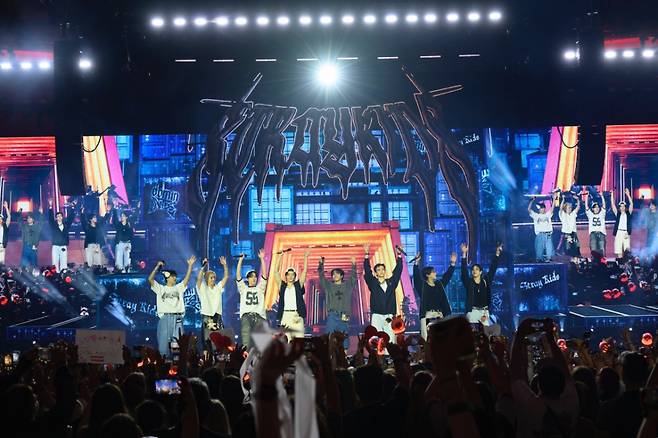 지구 7바퀴·27개 스타디움 2600% 성장..스트레이 키즈, 340일간의 '도미네이트' 특급 성과