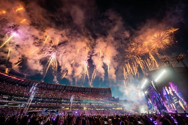 지구 7바퀴·27개 스타디움 2600% 성장..스트레이 키즈, 340일간의 '도미네이트' 특급 성과