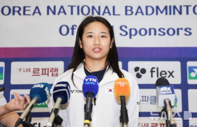 안세영이 28일 인천국제공항 제1여객터미널을 통해 귀국해 취재진과 인터뷰하고 있다. /사진=뉴시스 제공