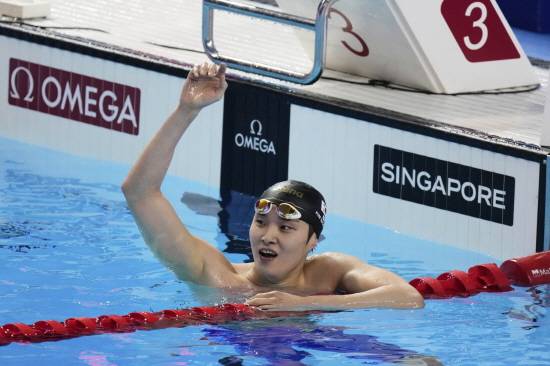 한국 수영 중장거리 간판 김우민(강원도청)이 27일 싱가포르 칼랑의 세계수영선수권대회 아레나에서 열린 2025 국제수영연맹(World Aquatics) 싱가포르 세계수영선수권대회 남자 자유형 400m 결승에서 3분42초60의 기록으로 터치패드를 찍었다. 독일의 루카스 메르텐스, 호주의 새뮈얼 쇼트에 이어 3위로 들어오면서 지난해 도하 대회에 이어 두 대회 연속 세계선수권대회 입상에 성공하는 쾌거를 달성했다. 연합뉴스