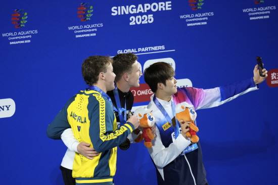 한국 수영 중장거리 간판 김우민(강원도청)이 27일 싱가포르 칼랑의 세계수영선수권대회 아레나에서 열린 2025 국제수영연맹(World Aquatics) 싱가포르 세계수영선수권대회 남자 자유형 400m 결승에서 3분42초60의 기록으로 터치패드를 찍었다. 독일의 루카스 메르텐스, 호주의 새뮈얼 쇼트에 이어 3위로 들어오면서 지난해 도하 대회에 이어 두 대회 연속 세계선수권대회 입상에 성공하는 쾌거를 달성했다. 연합뉴스