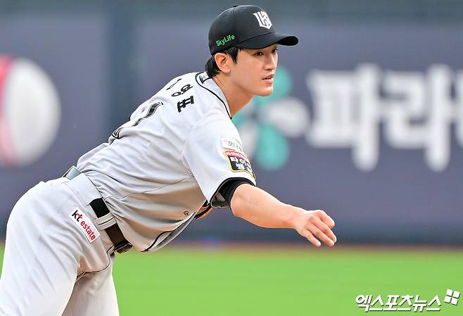 KT 위즈 고영표가 올해 정규시즌 경기에 선발 등판해 투구하고 있다. 엑스포츠뉴스 DB