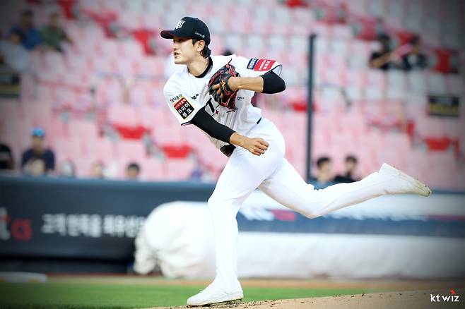 KT 위즈 고영표가 올해 정규시즌 경기에 선발 등판해 투구하고 있다. KT 위즈