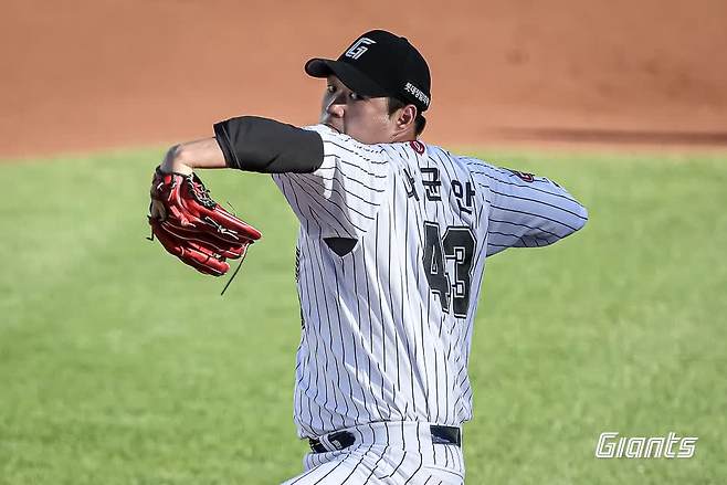 롯데 자이언츠 우완 나균안이 27일 부산 사직야구장에서 열린 2025 신한 SOL Bank KBO리그 KIA 타이거즈와의 팀 간 12차전에 선발등판, 6이닝 2실점 호투로 팀 5연승에 힘을 보탰다. 사진 롯데 자이언츠
