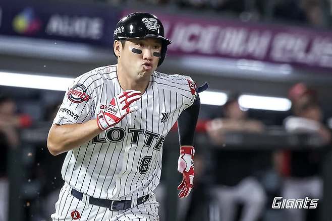 롯데 자이언츠 캡틴 전준우가 27일 부산 사직야구장에서 열린 2025 신한 SOL Bank KBO리그 KIA 타이거즈와의 팀 간 12차전에서 결승타 포함 4안타를 기록, 팀 5연승을 견인했다. 사진 롯데 자이언츠