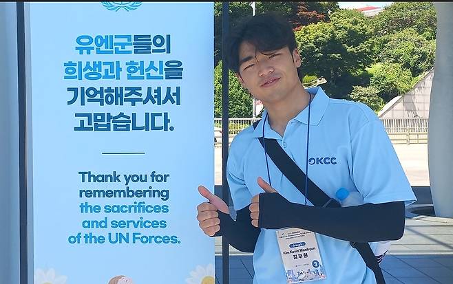부산 유엔기념공원 찾은 김우현 사범 (부산=연합뉴스) 박현수 기자 = 26일 폭염 속에서도 부산 남구 대연동 유엔기념공원을 찾아 한국전쟁 참전용사들의 희생을 추모한 독일 출생 김우현 사범이 포즈를 취했다. 2025. 07. 26. phyeonsoo@yna.co.kr