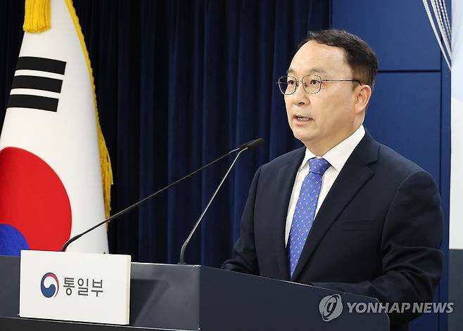 통일부 정례브리핑 (서울=연합뉴스) 이정훈 기자 = 구병삼 통일부 대변인이 28일 서울 종로구 정부서울청사에서 정례브리핑을 하고 있다. 2025.7.28 uwg806@yna.co.kr