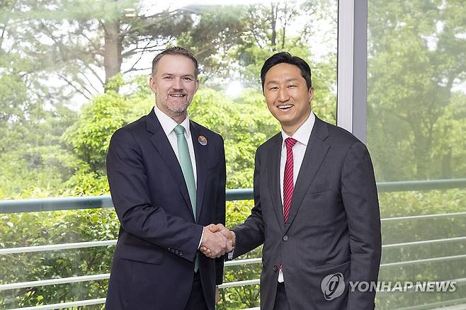 미국 무역대표부 대표 만난 정기선 HD현대 수석부회장 (서울=연합뉴스) 정기선 HD현대 수석부회장이 16일 제주에서 제이미슨 그리어 미국 무역대표부(USTR) 대표와 만나 한미 조선산업 협력 방안에 대해 논의한 뒤 기념 촬영하고 있다. 2025.5.16 [HD현대 제공. 재판매 및 DB 금지] photo@yna.co.kr