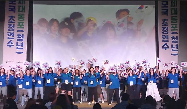 서포터즈들의 환송 공연 (인천=연합뉴스) 박현수 기자 = 28일 오전 인천 영종도 그랜드 하얏트 인천에서 열린  '2025 제2차 차세대동포(청년) 모국 초청연수' 폐회식에서 이번 행사를 성공적으로 이끈 45명의 서포터즈들이 태극기를 흔들며 환송공연을 하고 있다. 2025. 07. 28. phyeonsoo@yna.co.kr