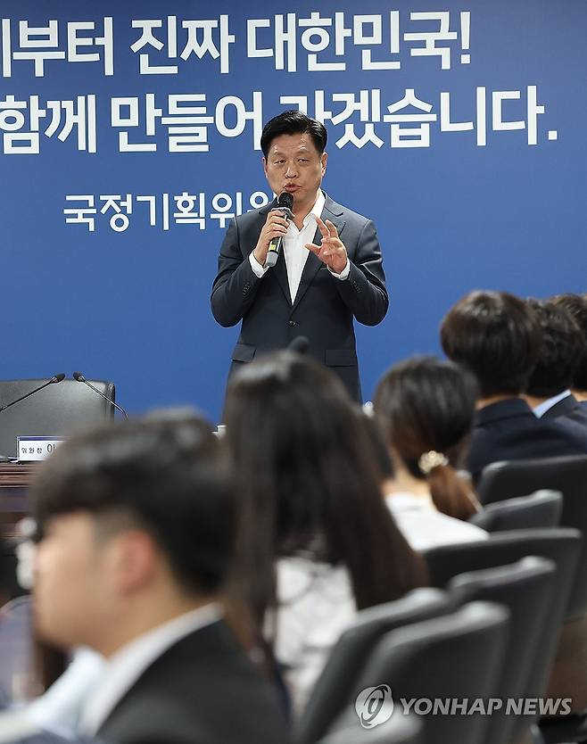 인사말하는 조승래 위원장 (서울=연합뉴스) 서명곤 기자 = 22일 서울 종로구 국정기획위원회에서 열린 청소년 명예 국정기획위원 위촉식에서 조승래 국민주권위원회 위원장이 인사말을 하고 있다. 2025.7.22 seephoto@yna.co.kr