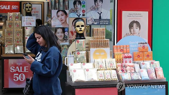 10억달러 육박한 'K뷰티' 역직구 (서울=연합뉴스) 김인철 기자 = 지난해 해외 소비자가 오픈마켓 등을 통해 직접 구매한 한국 화장품·향수 등의 상품 규모가 10억 달러(약 1조4천억원)에 육박한 것으로 나타난 6일 서울 중구 명동의 한 화장품 가게 모습. 2025.5.6 yatoya@yna.co.kr