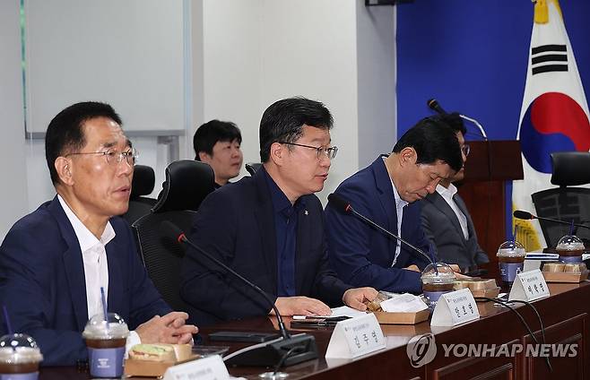 발언하는 안호영 국회 환경노동위원장 (서울=연합뉴스) 박동주 기자 = 28일 서울 여의도 국회 의원회관에서 열린 국회 환경노동위원회 실무당정협의회에서 안호영 국회 환경노동위원장이 발언하고 있다. 2025.7.28 pdj6635@yna.co.kr