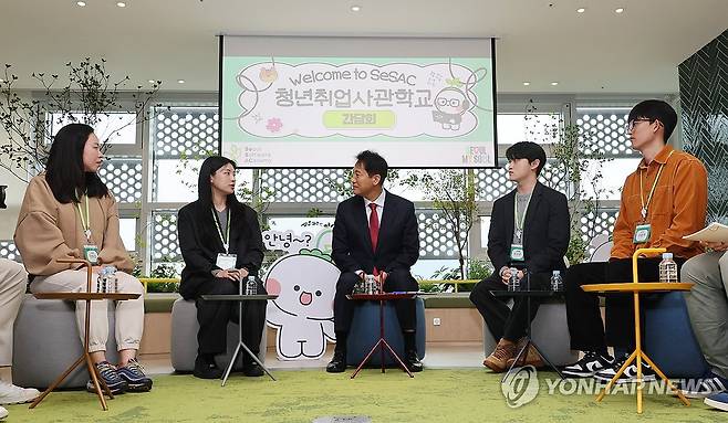 청년취업사관학교 교육생 발언 경청하는 오세훈 서울시장 (서울=연합뉴스) 이정훈 기자 = 오세훈 서울시장이 9일 서울 도봉구 청년취업사관학교 도봉캠퍼스에서 열린 교육생과의 간담회에서 한 교육생의 발언을 경청하고 있다. 2025.4.9 uwg806@yna.co.kr