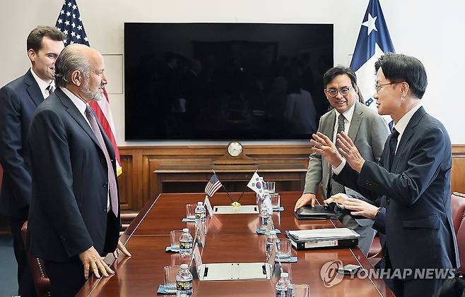 김정관 장관, 미국 상무부 장관 면담 (서울=연합뉴스) 김정관 산업통상자원부 장관이 24일(현지시간) 미국 워싱턴 DC 상무부 회의실에서 하워드 러트닉 상무부 장관과 면담을 갖고, 한미 관세협상 진전과 산업 분야 협력 강화방안을 논의하고 있다. 2025.7.25 [산업통상자원부 제공. 재판매 및 DB 금지] photo@yna.co.kr