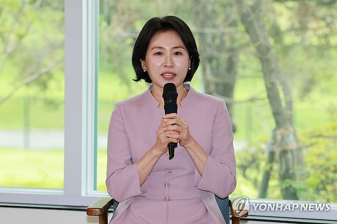 문화예술계 수상자 간담회, 발언하는 김혜경 여사 (서울=연합뉴스) 홍해인 기자 = 김혜경 여사가 30일 서울 용산 대통령실 파인그라스에서 열린 문화예술계 수상자 간담회에서 발언하고 있다. 2025.6.30 [대통령실통신사진기자단] hihong@yna.co.kr