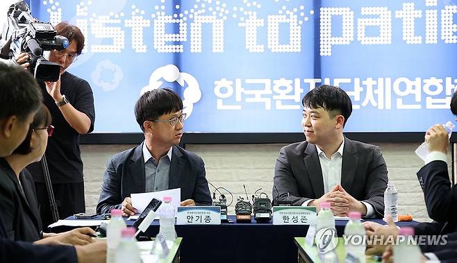 대화하는 전공의단체와 환자단체 대표 (서울=연합뉴스) 서명곤 기자 = 한성존 대한전공의협의회 비상대책위원장이 28일 서울 영등포구 한국환자단체연합회 사무실을 방문해  안기종 대표와  대화하고 있다. 2025.7.28 [공동취재] seephoto@yna.co.kr