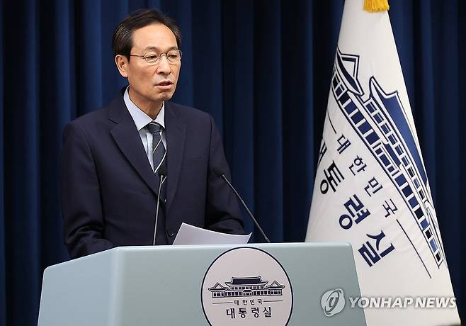 국민임명식 설명하는 우상호 정무수석 (서울=연합뉴스) 한상균 기자 = 우상호 정무수석이 28일 용산 대통령실에서 '제21대 대통령 국민임명식' 관련 브리핑을 하고 있다. 2025.7.28 xyz@yna.co.kr