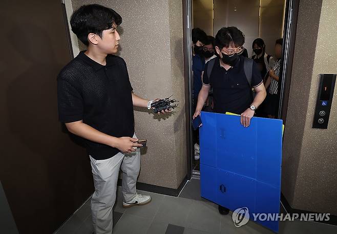 이준석 대표 자택 압수수색 나선 김건희 특검 (서울=연합뉴스) 김성민 기자 = 김건희 여사의 의혹들을 수사하는 민중기 특별검사팀 관계자들이 28일 서울 노원구 개혁신당 이준석 당대표 자택을 압수수색을 하기 위해 도착하고 있다. 2025.7.28 [공동취재] ksm7976@yna.co.kr