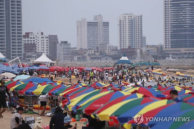 북적이는 속초해변 [연합뉴스 자료사진]