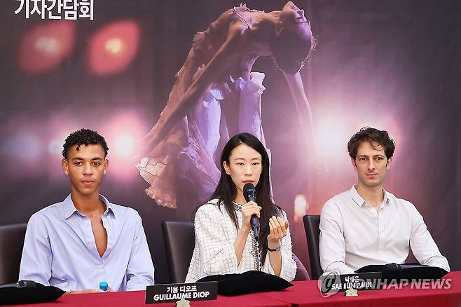 '파리 오페라 발레 에투알 갈라 2025' 기자간담회 (서울=연합뉴스) 진연수 기자 = 28일 오후 서울 서초구 예술의 전당에서 열린 '파리 오페라 발레 에투알 갈라 2025' 기자간담회에서 파리오페라발레단 에투알(수석무용수) 박세은이 질문에 답하고 있다. 2025.7.28 jin90@yna.co.kr