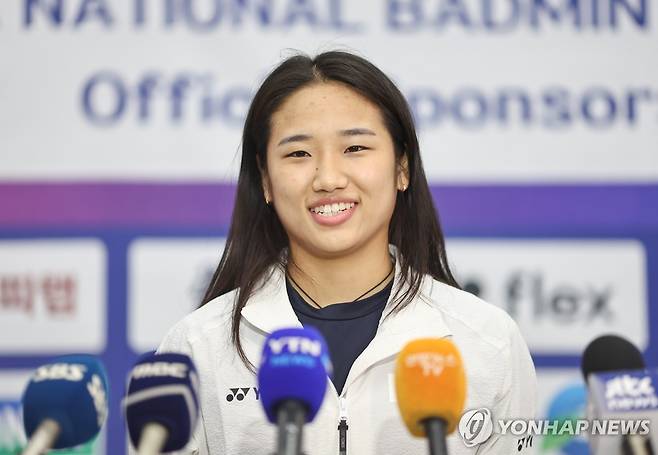 미소 짓는 안세영 (영종도=연합뉴스) 윤동진 기자 = 배드민턴 안세영이 28일 인천국제공항 1터미널을 통해 귀국 후 취재진 질문에 답하고 있다. 안세영은 지난 26일 중국 창저우 올림픽 스포츠센터에서 열린 한웨(중국·3위)와의 세계배드민턴연맹 슈퍼 1000 중국오픈 여자 단식 4강 2게임 도중 기권했다. 2025.7.28 mon@yna.co.kr