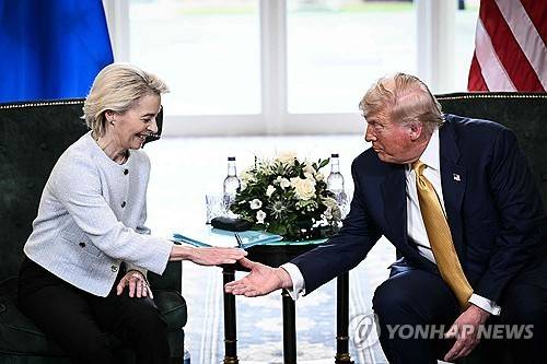 EU 집행위원장과 트럼프 대통령 [AFP 연합뉴스 자료사진. 재판매 및 DB 금지]