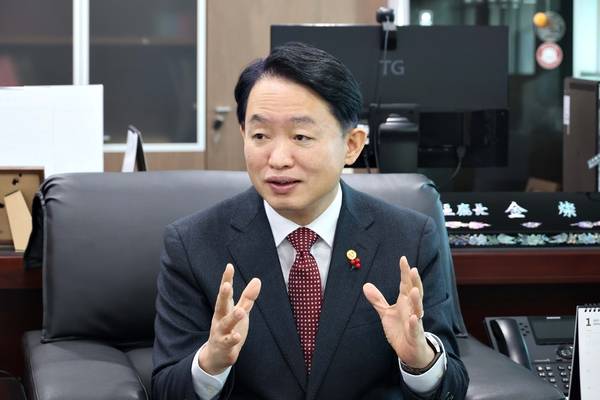 김찬진 동구청장은 “구민들과 함께 발맞춰 지난 3년 동안 이룬 변화와 성과에 더해 남은 1년 임기를 제물포구의 새로운 시작을 준비하는 데 쓰겠다”고 했다. /동구 제공