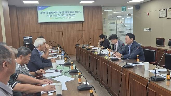 ▲ 고준호 의원이 간담회를 열고 농민 의견을 수렴해 집행부에 전달하는 모습. /사진제공=경기도의회