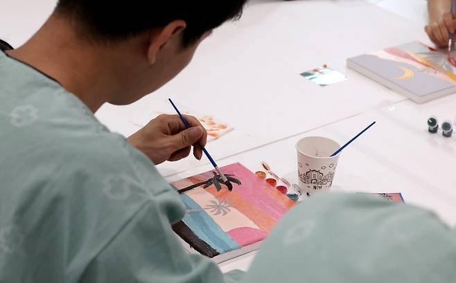 ▲&nbsp;지난 8월 용인시 기흥구 새로운경기도립정신병원에서 한 환자가 미술 재활치료 프로그램에 참여하고 있다./김철빈기자 narodo@incheonilbo.com