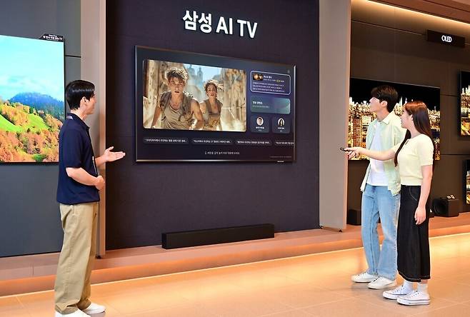 ▲ 삼성스토어를 찾은 방문객이 더 똑똑해진 '클릭 투 서치' 기능을 체험하고 있다. /사진제공=삼성전자
