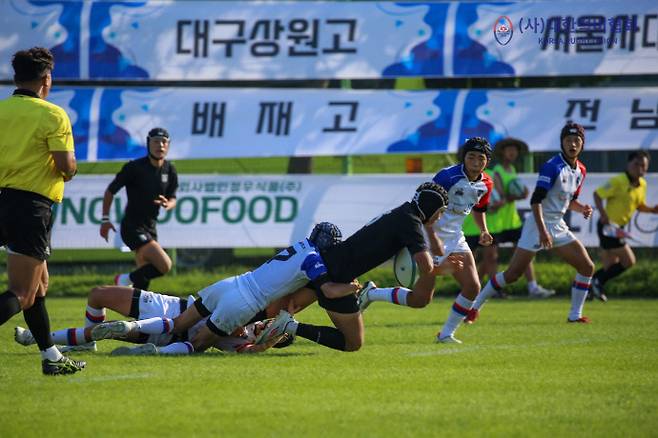 제36회 대통령기 전국 종별 럭비 선수권대회 경기서 시흥G스포츠클럽 A팀(흰색옷) 선수들이 상대 선수를 마크하고 있다. 사진=시흥G스포츠
