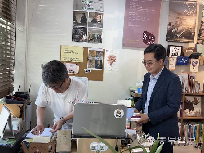김동연 경기도지사가 29일 수원 장안구에 있는 지역서점인 '광화문서림'에서 민생회복 소비쿠폰으로 도서를 구매하고 있다. 이지은기자
