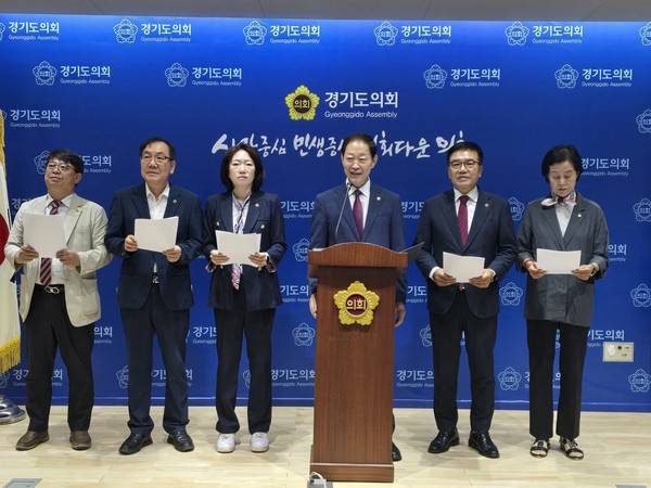 29일 (왼쪽부터)김재훈·최승용·이혜원·윤재영·김철현·박명숙 의원이 김문수 전 경기도지사를 국민의힘 차기 당대표로 지지한다는 선언을 진행하고 있다. [사진=이영종 기자]