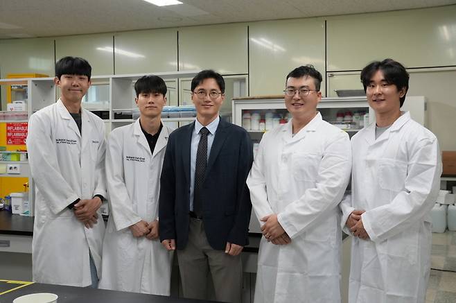 왼쪽부터 이시현 연구원, 장준호 연구원, 강청훈 연구책임자, 소병훈 연구원, 염동진 연구원