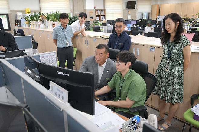 최원철 공주시장이 28일 시청 민원응대 공무원과 콜센터 상담원을 찾아 근무환경을 살피고 애로사항을 청취했다. 공주시 제공