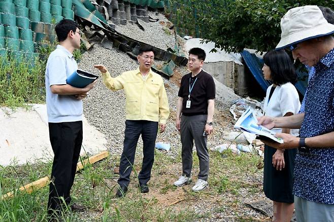 대사동 현장 및 용두동 재정비 지역을 점검하는 김제선 중구청장. (사진= 대전 중구)