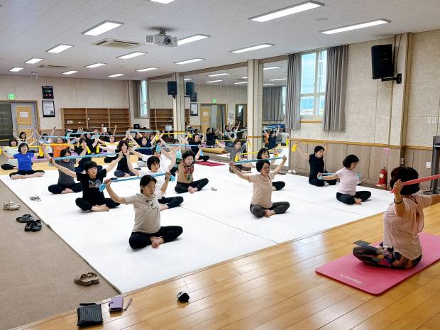 함평군이 오는 11월12일까지 보건소에서 ‘다시 봄, 한방 갱년기 건강교실’을 운영할 계획이다. 건강교실 참여자들이 필라테스를 하고 있다