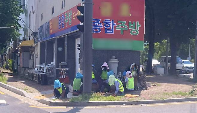 29일 최고 기온이 36도가 넘는 찜통더위가 이어지고 있는 가운데 광주 북구에서 일하고 있는 야외 노동자들이 그늘에서 휴식을 취하고 있다. /박건우 기자