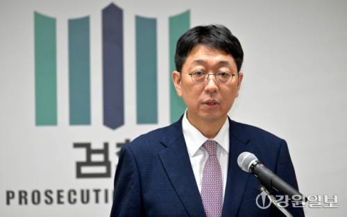 춘천지방검찰청 제73대 이응철 검사장 취임식이 29일 춘천지검 대회의실에서 열려 이 검사장이 취임사를 하고 있다. 박승선기자