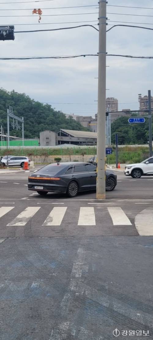 삼척번개시장 옆 주차장 출입구에 전봇대가 이설되지 않은 채 장기간 방치돼 불편을 초래하고 있다.