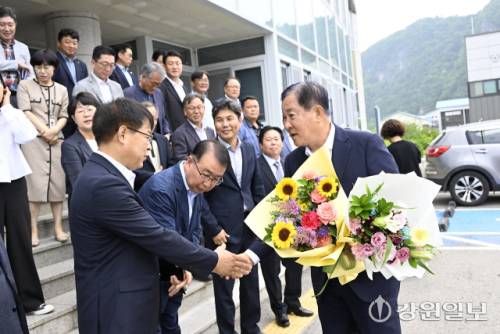 ◇민선8기 3년을 축하하는 심재국 군수와 간부 공무원들.